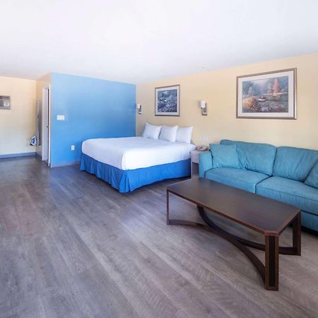 Days Inn By Wyndham Hicksville Long Island מראה חיצוני תמונה
