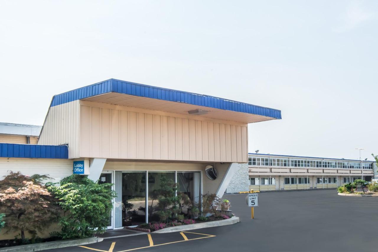 Days Inn By Wyndham Hicksville Long Island מראה חיצוני תמונה