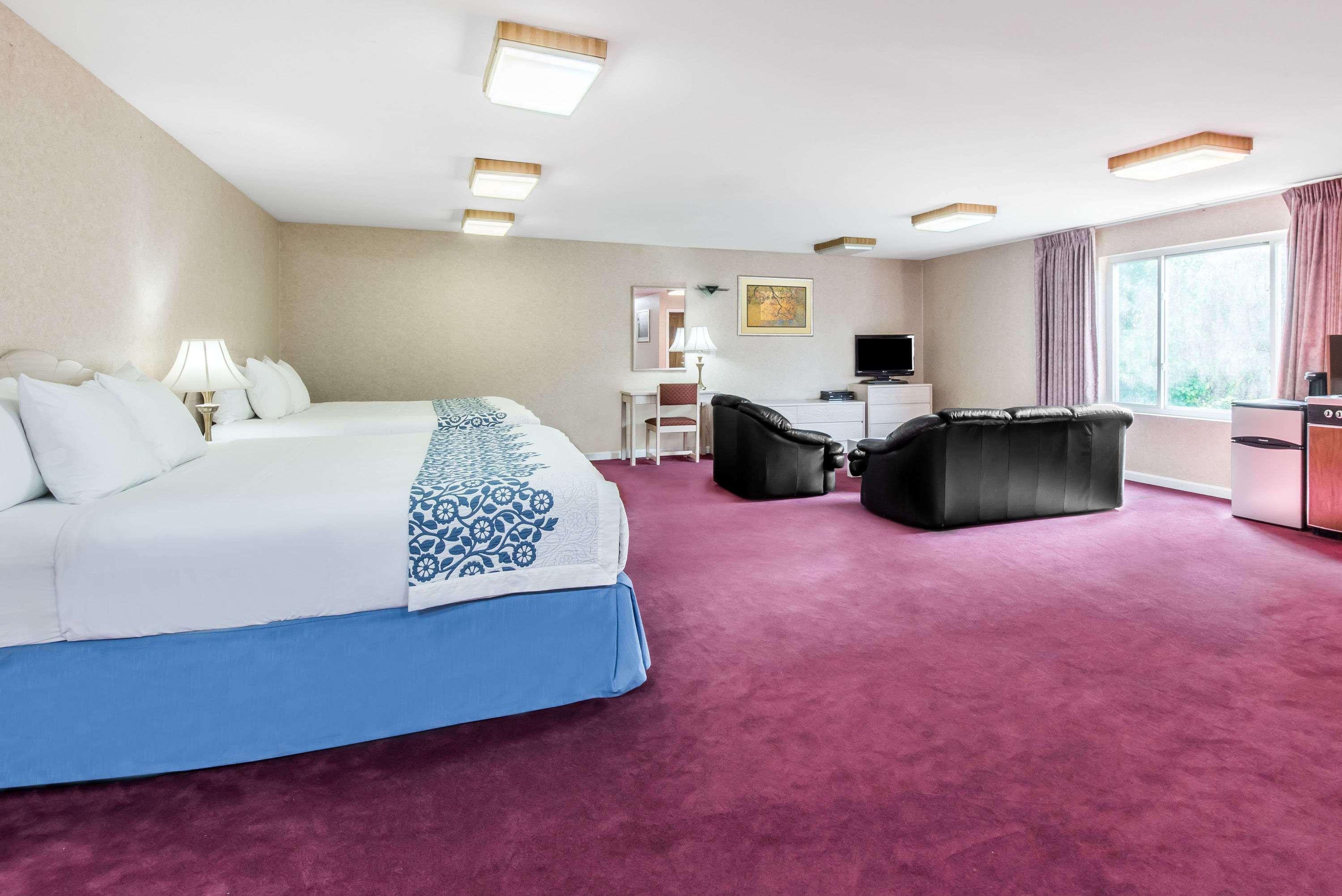 Days Inn By Wyndham Hicksville Long Island מראה חיצוני תמונה