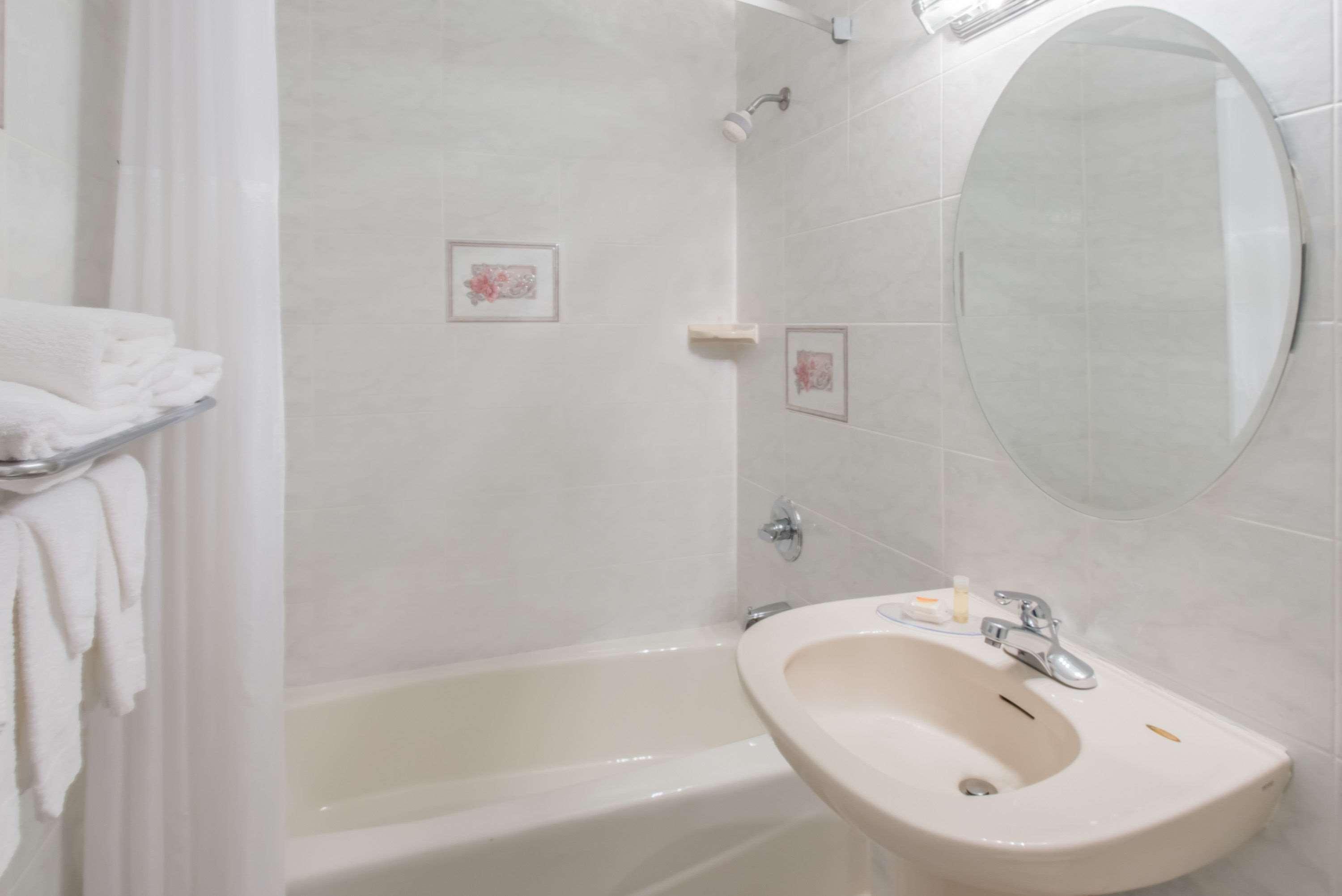 Days Inn By Wyndham Hicksville Long Island מראה חיצוני תמונה