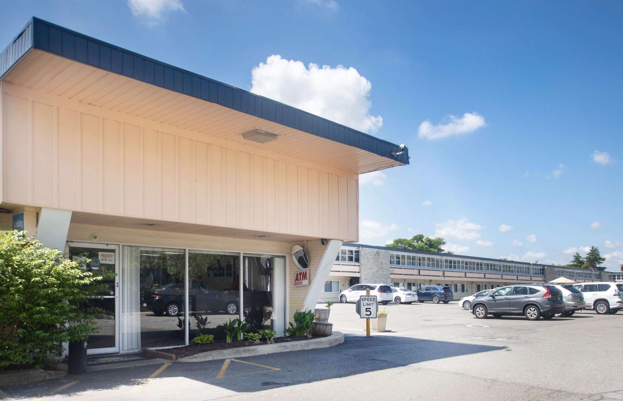 Days Inn By Wyndham Hicksville Long Island מראה חיצוני תמונה