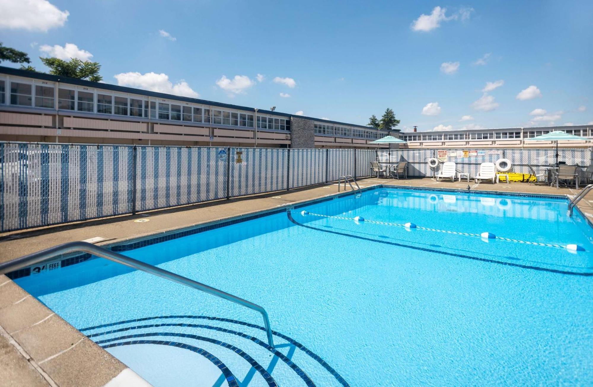 Days Inn By Wyndham Hicksville Long Island מראה חיצוני תמונה